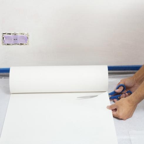 Tapisser du papier peint intissé à peindre en 10 étapes
