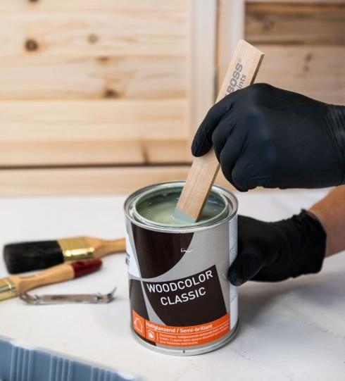 Portez des gants de protection en vinyl et mélangez soigneusement la lasure Woodcolor Classic