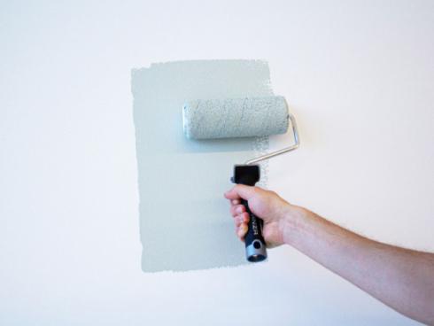 ppliquer de la peinture à la chaux sans traces de pinceau, appliquer d'abord une couche de fond