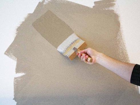 Appliquez une couche de peinture à la chaux Limestone New 