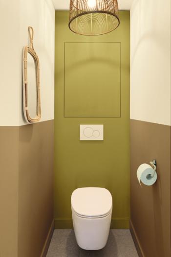 Une combinaison de couleurs chaudes dans les toilettes pour les invités