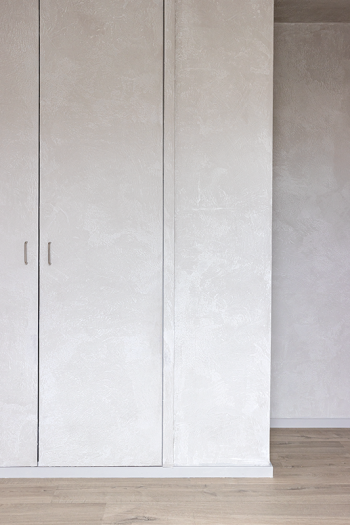 Laissez l'aspect béton des murs se prolonger dans les armoires pour créer un ensemble calme.