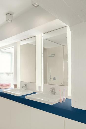 Dans la salle de bains, le blanc cassé chaud est la couleur de base. 