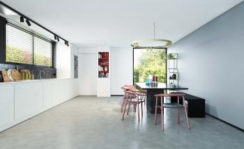 Combinez un contraste noir et blanc avec un mur accentué en bleu acier dans la cuisine