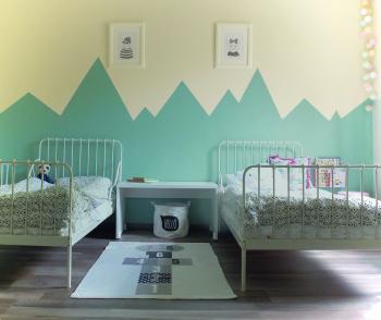Peignez votre chambre d'enfant en vert et blanc.