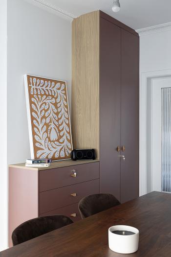 Peignez votre armoire dans une couleur chaude pour créer un contraste doux avec les murs et le plafond blancs.