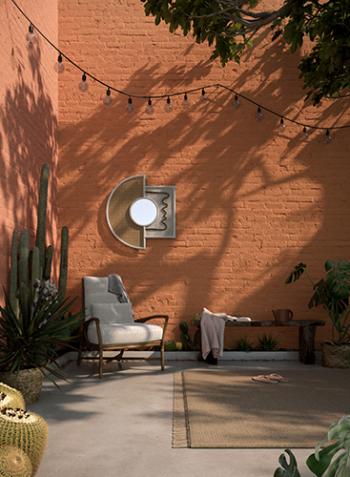 Choisissez pour votre mur de jardin une couleur chaude et contrastée comme fond pour vos plantes afin d’augmenter les effets d’ombre.
