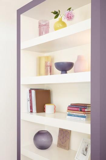 La couleur violette donne un cadre agréable à la niche. 