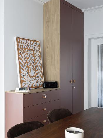 Peignez votre armoire dans une couleur chaude pour créer un contraste doux avec les murs et le plafond blancs.