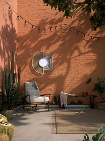 Choisissez pour votre mur de jardin une couleur chaude et contrastée comme fond pour vos plantes afin d’augmenter les effets d’ombre.