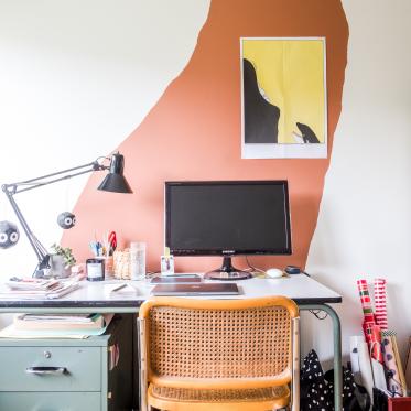 Peignez des formes spontanées sur le mur et transformez votre bureau en un espace créatif