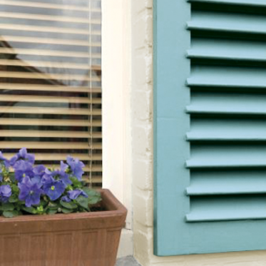 La combinaison d'une couleur de façade neutre avec la couleur contrastée contrastée des volets donne à la façade un aspect plus ludique.