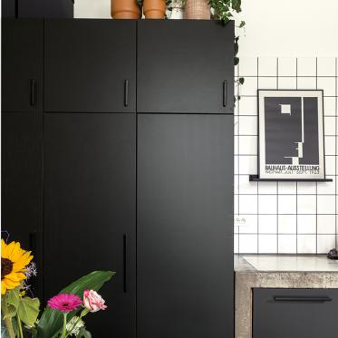 Les carreaux forment une combinaison idéale avec les portes d'armoires peintes en noir.