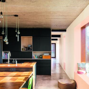 Stoere keuken met donkere kleuren en industriële materialen
