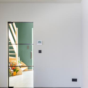 Une porte vitrée peut offrir une belle transparence sur la couleur d'un mur d'accent.