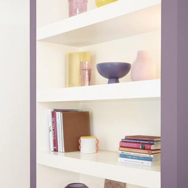 La couleur violette donne un cadre agréable à la niche. 