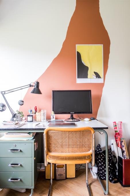 Peignez des formes spontanées sur le mur et transformez votre bureau en un espace créatif