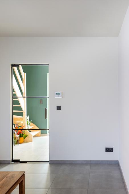 Une porte vitrée peut offrir une belle transparence sur la couleur d'un mur d'accent.