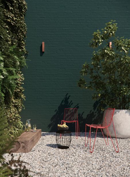 Renforcez le lien entre votre jardin et la nature en combinant des plantes aux couleurs vert profond sur votre mur de jardin