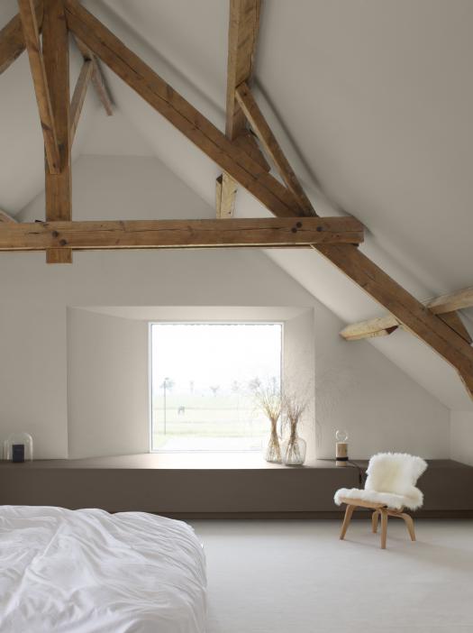 Une chambre à coucher sous le toit peut offrir un grand confort.