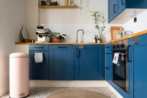 Peindre les armoires de cuisine : un coup de neuf bon marché