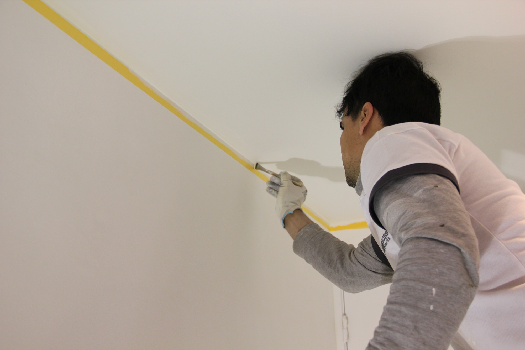Hoe schilder je een plafond zonder strepen