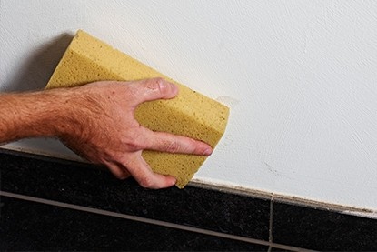 verwijder een vlek op je muur met een natte spons