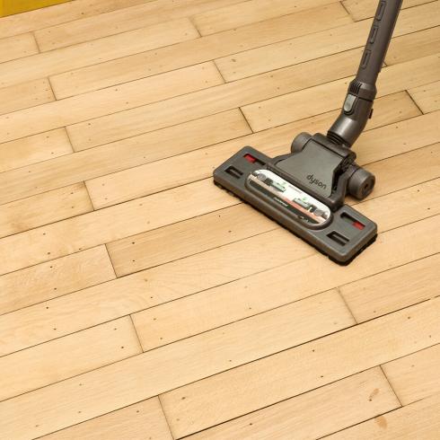 Hoe een houten vloer vernissen?