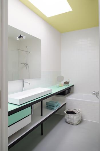 Je badkamer schilderen in wit, geel en groen