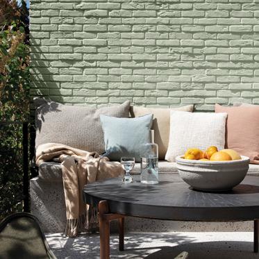 Maak van je terras een verlengde van je interieur door voor kleuren te kiezen die mooi aansluiten. 
