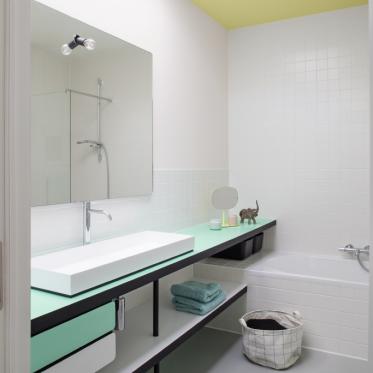 Je badkamer schilderen in wit, geel en groen